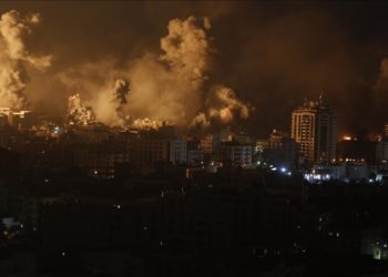 İsrail, hava saldırılarının yanı sıra, denizden de Gazze'yi vurmaya başladı