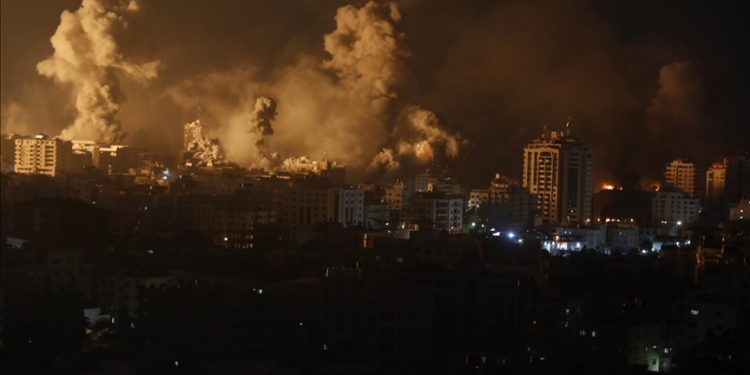 İsrail, hava saldırılarının yanı sıra, denizden de Gazze'yi vurmaya başladı