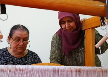 Karacakılavuz dokumasını 20 yıldır kadınlara öğretiyor