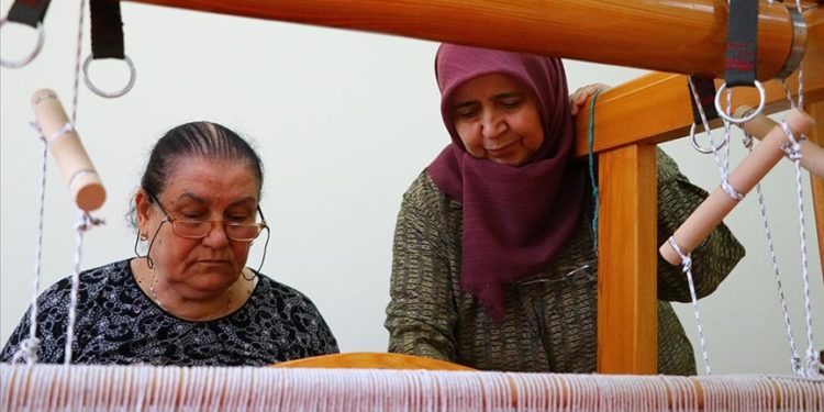 Karacakılavuz dokumasını 20 yıldır kadınlara öğretiyor