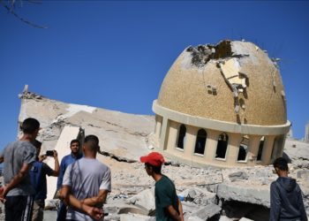 İsrail savaş uçakları gece saatlerinde Gazze Şeridi’nde bir camiyi daha bombaladı