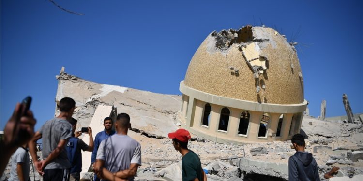 İsrail savaş uçakları gece saatlerinde Gazze Şeridi’nde bir camiyi daha bombaladı