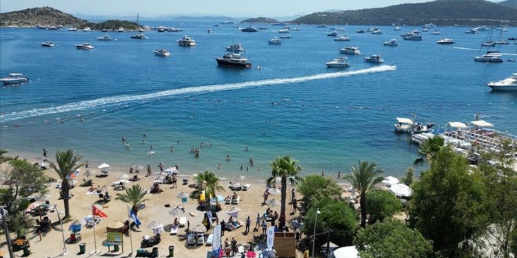Turizm sezonunun uzadığı Bodrum’da yoğunluk sürüyor