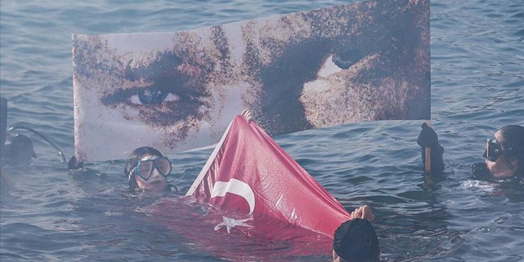 Cumhuriyet’in 100. yılı kutlamaları çerçevesinde Dolmabahçe’de dalış yapıldı