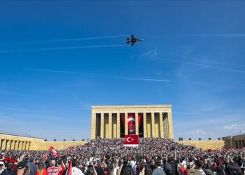 SOLOTÜRK'ten Anıtkabir üzerinde Cumhuriyet'in 100. yıl dönümüne özel uçuş gösterisi