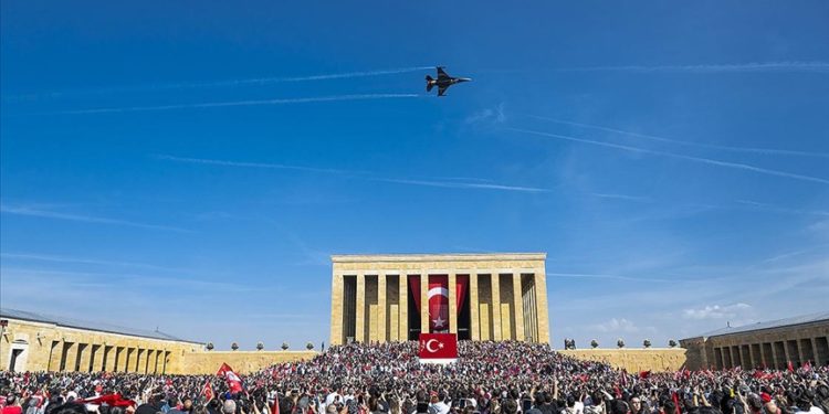 SOLOTÜRK'ten Anıtkabir üzerinde Cumhuriyet'in 100. yıl dönümüne özel uçuş gösterisi