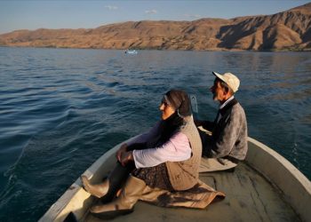 Denizsiz kentin balıkçı çifti ekmeğini Hazar Gölü’nden çıkarıyor