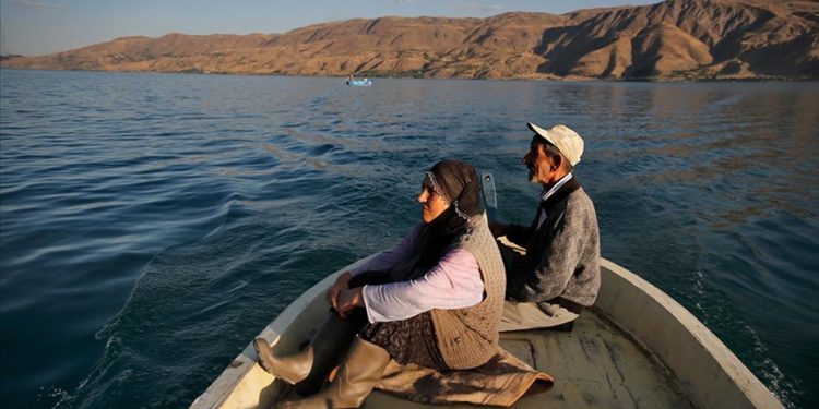 Denizsiz kentin balıkçı çifti ekmeğini Hazar Gölü’nden çıkarıyor