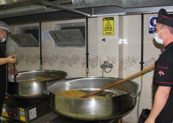 Çanakkale’de meslek liseliler taşımalı eğitim öğrencileri için 10 kazan yemek pişiriyor