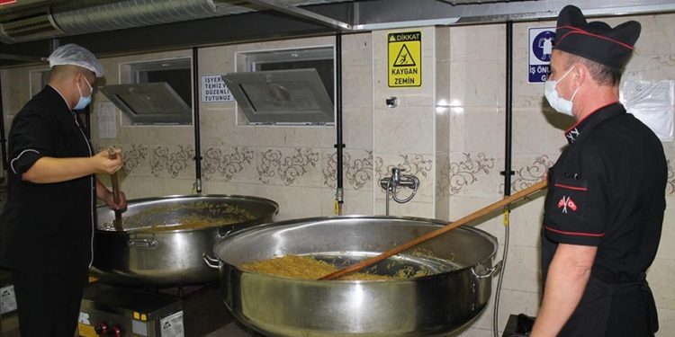 Çanakkale’de meslek liseliler taşımalı eğitim öğrencileri için 10 kazan yemek pişiriyor