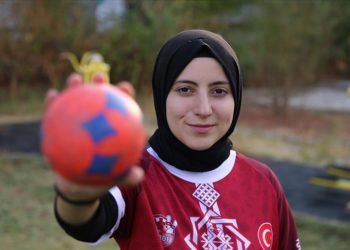 Çimde hazırlandığı dünya şampiyonasında üçüncü oldu, gözünü altın madalyaya çevirdi