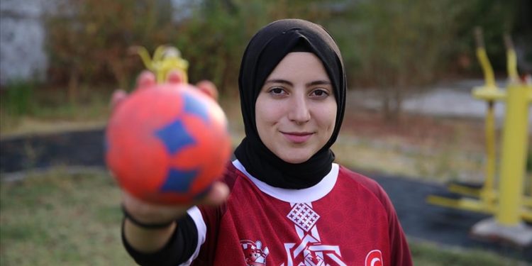 Çimde hazırlandığı dünya şampiyonasında üçüncü oldu, gözünü altın madalyaya çevirdi