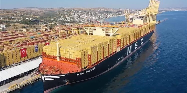 Dünyanın en büyük konteyner gemilerinden “MSC Türkiye” Tekirdağ’a geldi