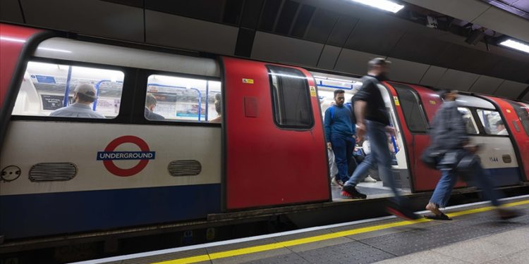 Londra metrosunda "Özgür Filistin" anonsu yapan makinist görevden uzaklaştırıldı