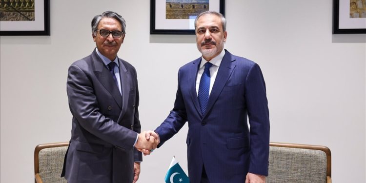 Dışişleri Bakanı Fidan, Pakistanlı mevkidaşı Jilani ile görüştü