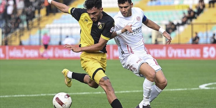 Antalyaspor, İstanbulspor'u deplasmanda 2-1 mağlup etti.​​​​​​