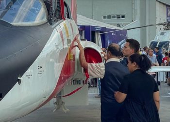 Görme engelli aile, TEKNOFEST İzmir'de milli teknoloji ürünlerine kalp gözüyle dokundu