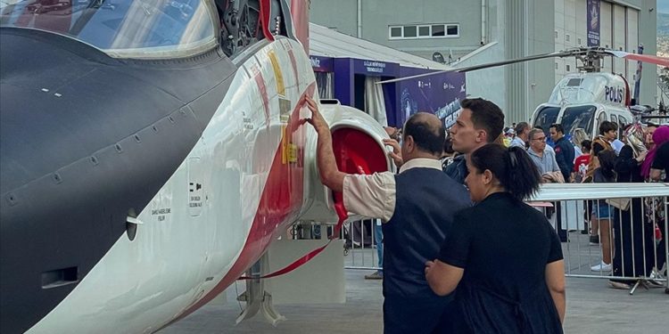 Görme engelli aile, TEKNOFEST İzmir'de milli teknoloji ürünlerine kalp gözüyle dokundu