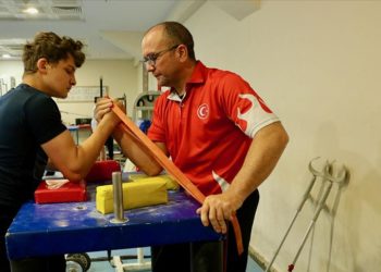 Bilek güreşinde 29 uluslararası madalya kazanan bedensel engelli sporcu, yeni şampiyonlar yetiştiriyor