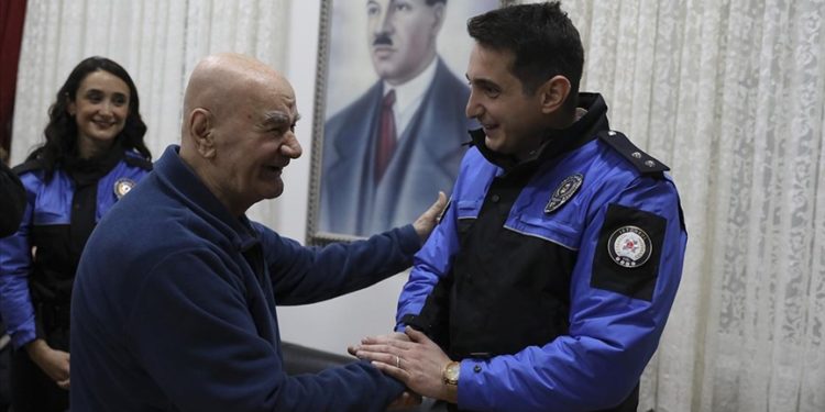 Polislerden öğretmenler huzurevine ziyaret