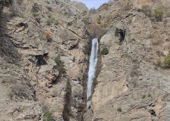 Van'daki Celkan Şelalesi her mevsimde doğaseverlere ev sahipliği yapıyor