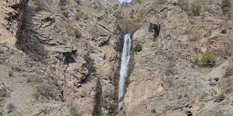 Van'daki Celkan Şelalesi her mevsimde doğaseverlere ev sahipliği yapıyor