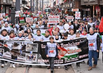 Bursalı çocuklar el ele tutuşarak Filistinli mazlumlar için “insan zinciri” oluşturdu