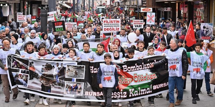 Bursalı çocuklar el ele tutuşarak Filistinli mazlumlar için “insan zinciri” oluşturdu