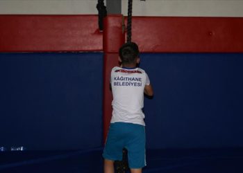 Devlet korumasındaki çocuk, kendisi için kurulan güreş takımında başarıya koşuyor