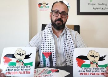 Antalya’da yaşayan Filistinli “Özgür Filistin” temalı çıkartmalar ile İsrail işgalini anlatıyor