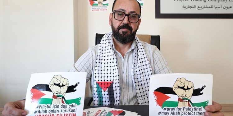 Antalya’da yaşayan Filistinli “Özgür Filistin” temalı çıkartmalar ile İsrail işgalini anlatıyor