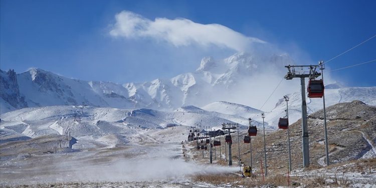 Erciyes Kayak Merkezi yeni sezon için gün sayıyor
