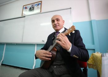 Yürüme engelli sınıf öğretmeni öğrencilerine gönüllü müzik eğitimi de veriyor