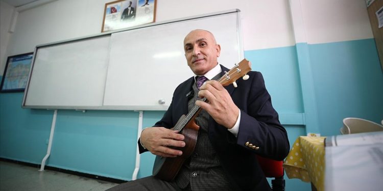 Yürüme engelli sınıf öğretmeni öğrencilerine gönüllü müzik eğitimi de veriyor