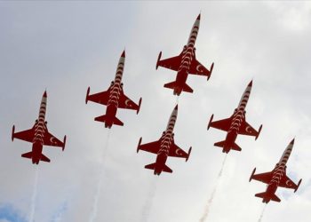 Türk Yıldızları KKTC semalarında gösteri yaptı