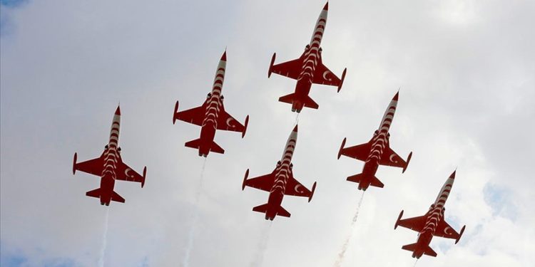 Türk Yıldızları KKTC semalarında gösteri yaptı