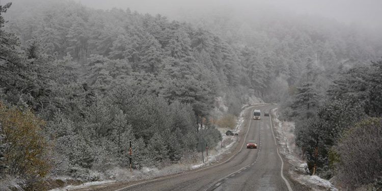 Manisa'da kar yağışı dağları beyaza bürüdü