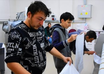 Özel gereksinimli gençler, çamaşır ve kuru temizleme atölyesinde meslek öğreniyor