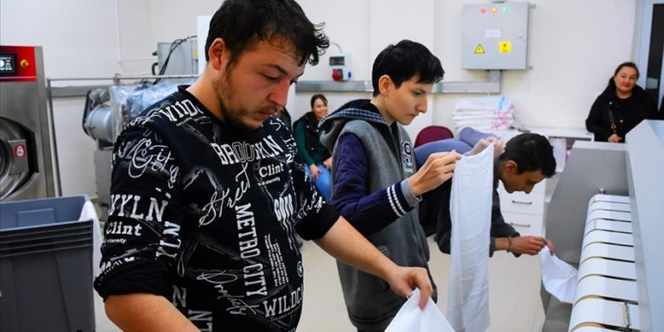 Özel gereksinimli gençler, çamaşır ve kuru temizleme atölyesinde meslek öğreniyor