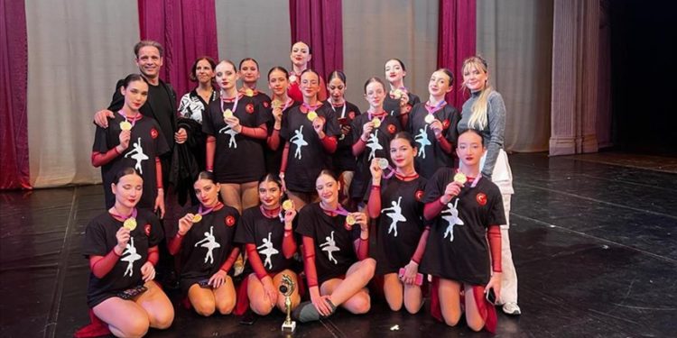 Türk dansçılar Kuzey Makedonya’daki yarışmada birincilik elde etti