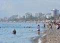 Antalya'da güneşli havayı fırsat bilenler denize girdi