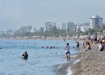 Antalya'da güneşli havayı fırsat bilenler denize girdi