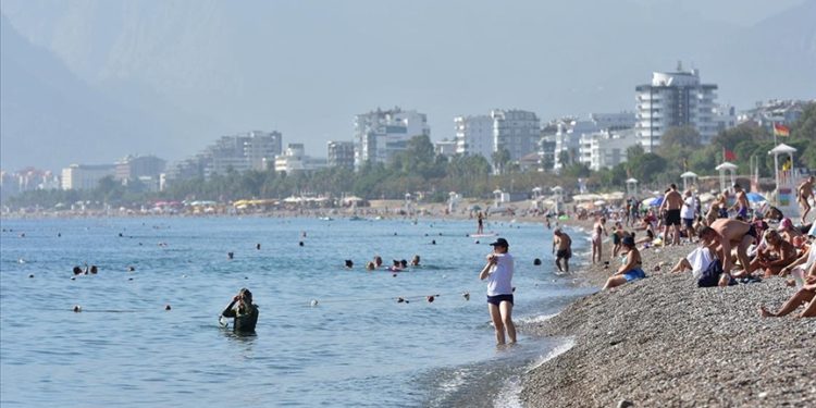 Antalya'da güneşli havayı fırsat bilenler denize girdi