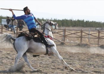 Kars'ta ata sporu cirit, köylülerin dostluk maçlarıyla yaşatılıyor