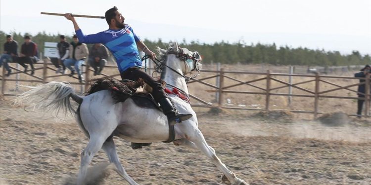 Kars'ta ata sporu cirit, köylülerin dostluk maçlarıyla yaşatılıyor