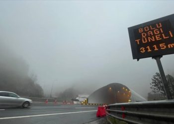 Anadolu Otoyolu'nun Bolu Dağı kesiminde sis ve sağanak etkili oluyor