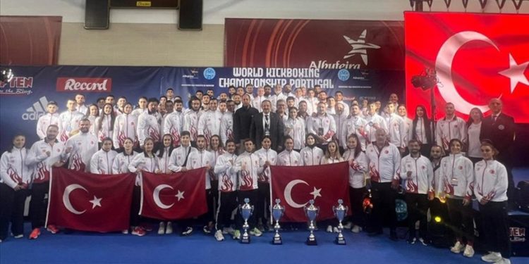 Milli kick boksçular, Dünya Şampiyonası'nda 10'u altın 41 madalya kazandı