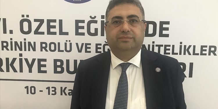 Eğitimle engelli bireylerin hayatlarını kolaylaştırıyorlar