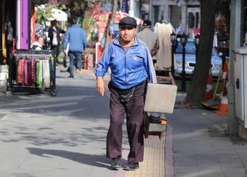 Engellerle 2 yaşında tanışan ayakkabı boyacısı, 38 yıldır aynı yerde ekmeğini kazanıyor