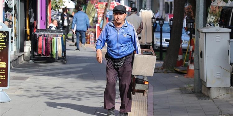 Engellerle 2 yaşında tanışan ayakkabı boyacısı, 38 yıldır aynı yerde ekmeğini kazanıyor